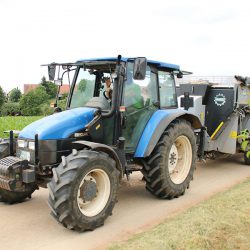 Traktor bringt Futter