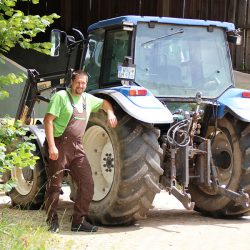 Landwirt mit Traktor