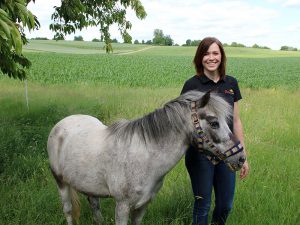 Katja, sie organisiert das Ponyreiten