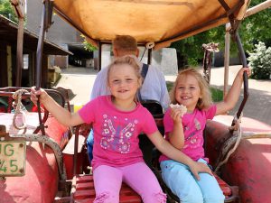 Lea und Sara, die Kinder am Hof