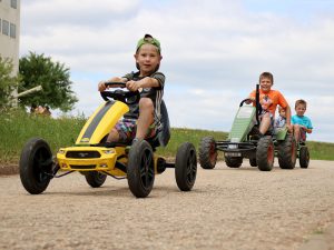 Rennen mit drei Kettcars