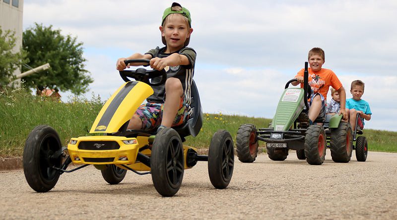 Rennen mit drei Kettcars