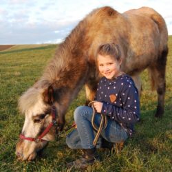 Pony Franzi mit Lea 1